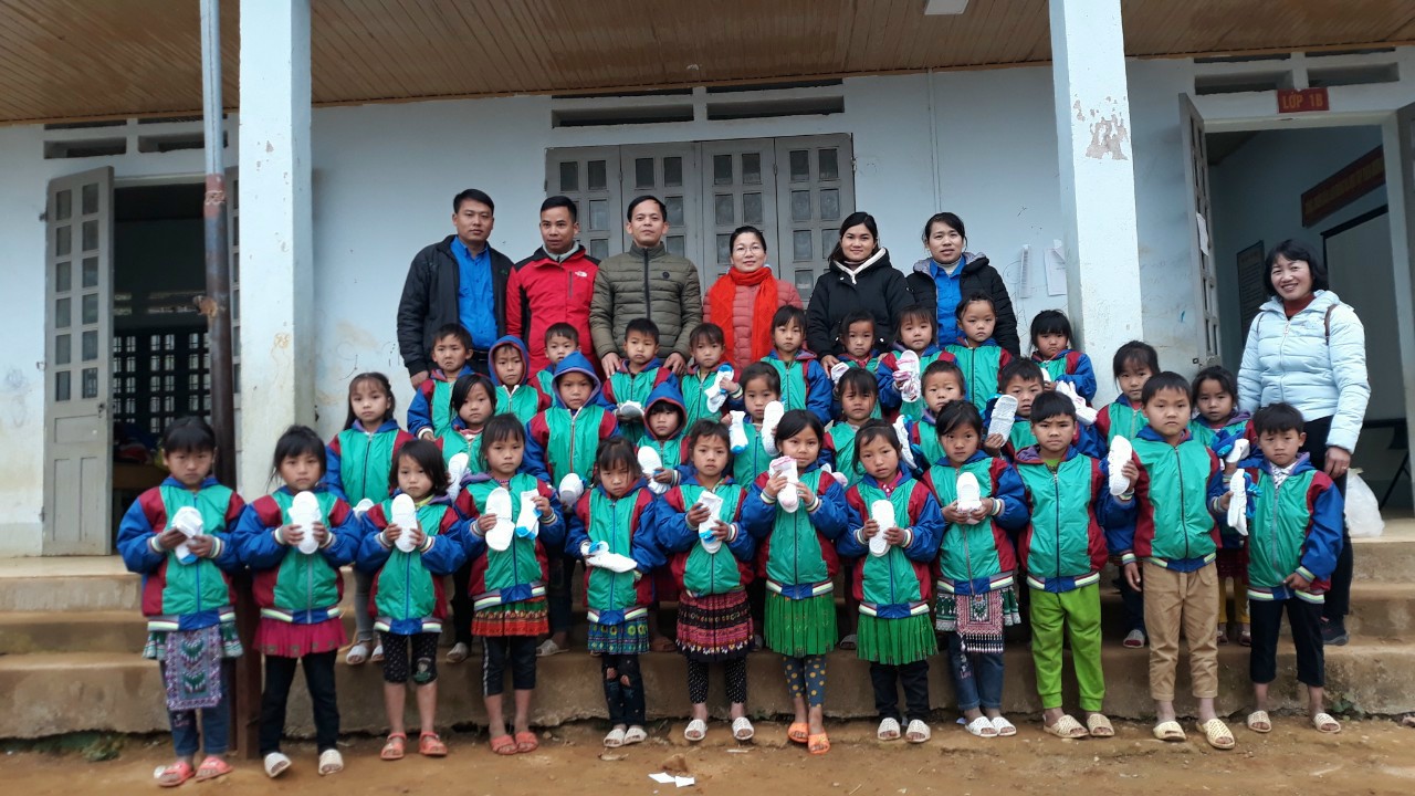 Đoàn từ thiện tặng quà cho học sinh điểm bản Tà Hử (xã Hố Mít, huyện Tân Uyên).
