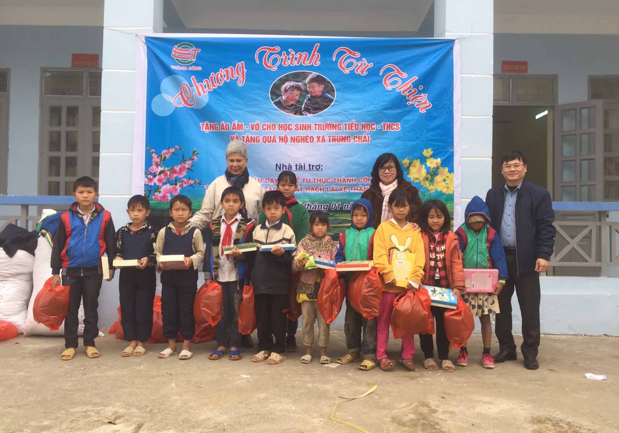 Đoàn từ thiện tặng quà cho học sinh Trường Phổ thông DTBT - THCS xã Trung Chải (huyện Nậm Nhùn).