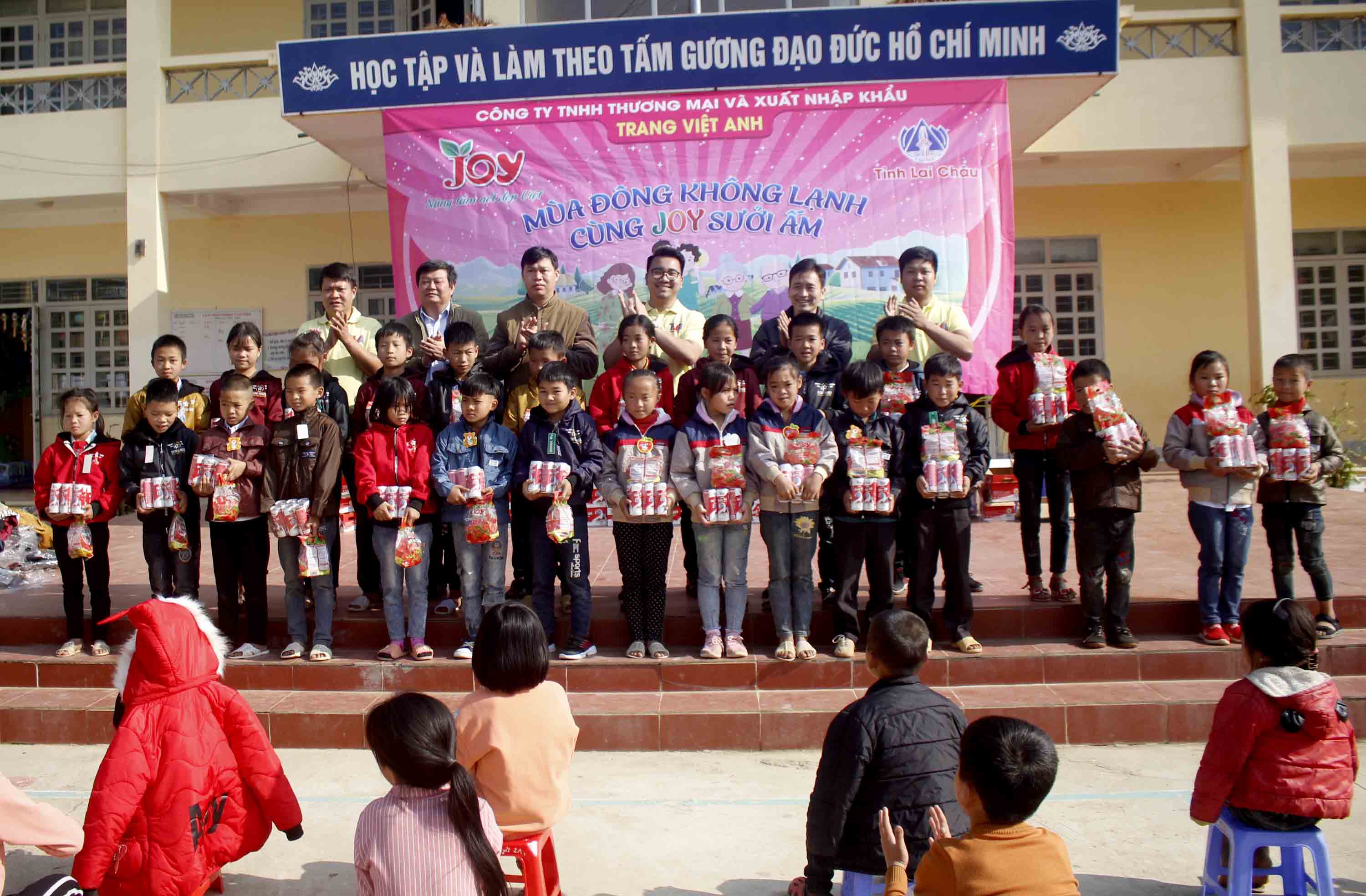 Học sinh trường PTDTBT Tiểu học xã Tà Hừa (huyện Than Uyên) nhận quà từ Công ty trách nhiệm hữu hạn thương mại và xuất nhập khẩu Trang Việt Anh, hãng nước giải khát Joy. 