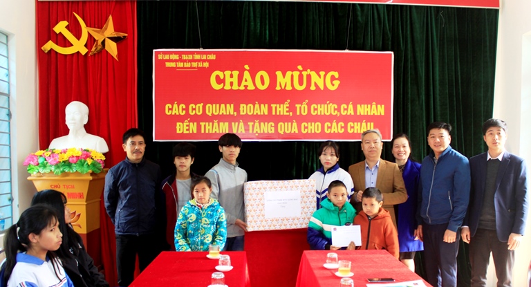 Đại diện Ban Giám đốc và các phòng ban thuộc Công ty Xăng dầu Lai Châu trao quà cho các cháu ở Trung tâm Bảo trợ Xã hội tỉnh. 