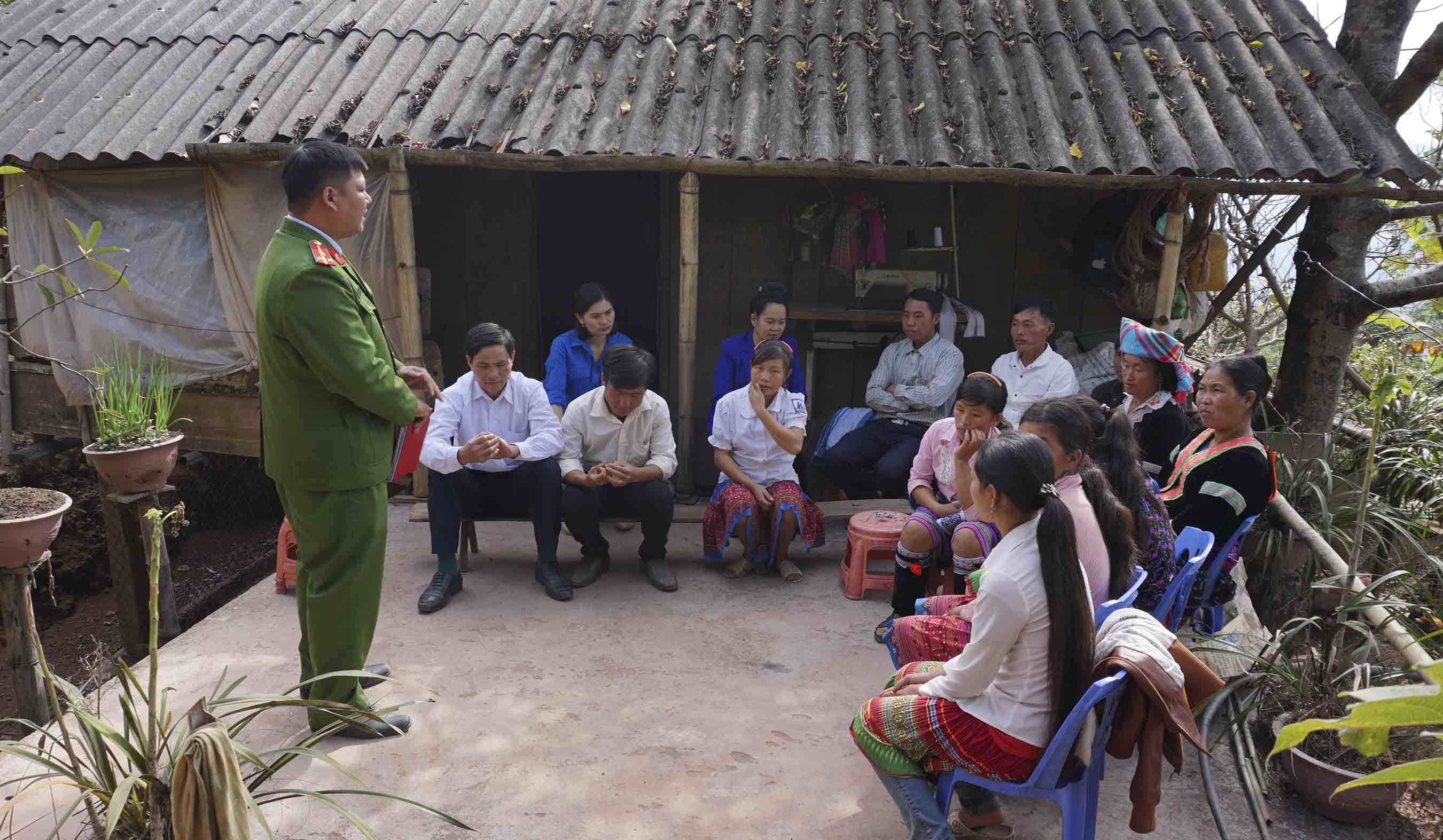 Công an xã Nậm Sỏ truyên truyền Nhân dân bản Hua Ít tích cực phối hợp, tham gia tố giác tội phạm ma túy.