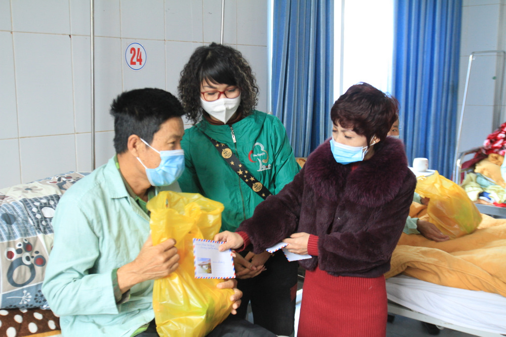 Các thành viên Câu lạc bộ Tâm nguyện Hà Nội tặng quà cho các bệnh nhân bị bệnh thận đang điều trị tại Bệnh viện Đa khoa tỉnh.