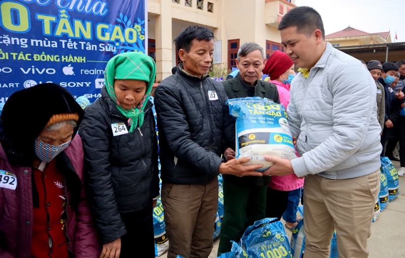 Đại diện Công ty Cổ phần Thế giới di động – Điện máy xanh trao tặng gạo cho các gai đình hoàn cảnh khó khăn trên địa bàn thành phố Lai Châu.