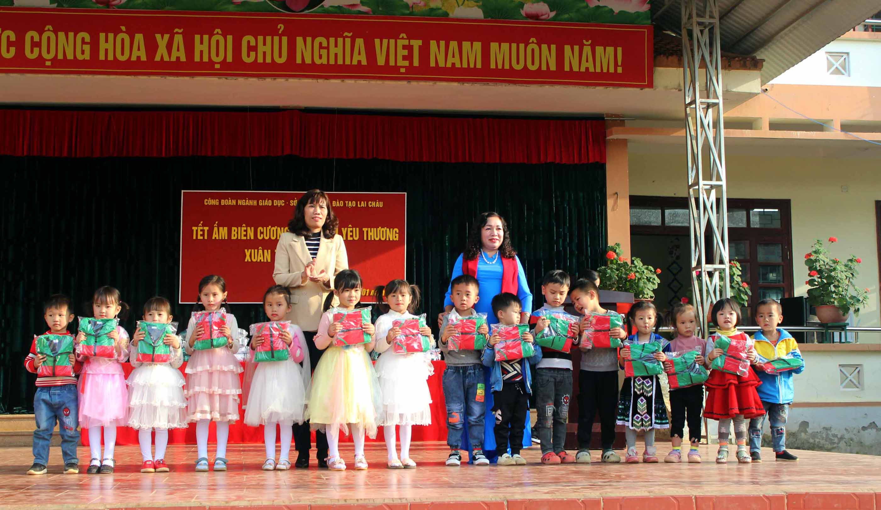 Đại diện lãnh đạo Công đoàn ngành Giáo dục, Sở Giáo dục và Đào tạo trao áo ấm cho học sinh Trường Mầm non Sùng Phài.
