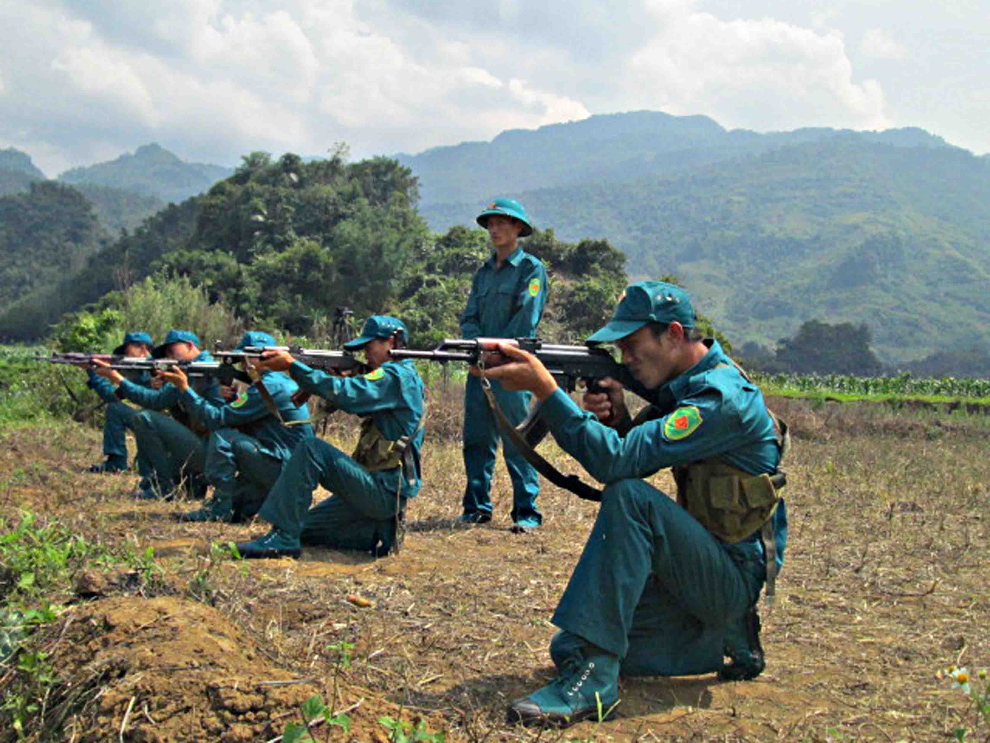 Dân quân Ban CHQS xã Bản Giang thực hành bắn súng tiểu liên AK bài 1 ở tư thế quỳ.
