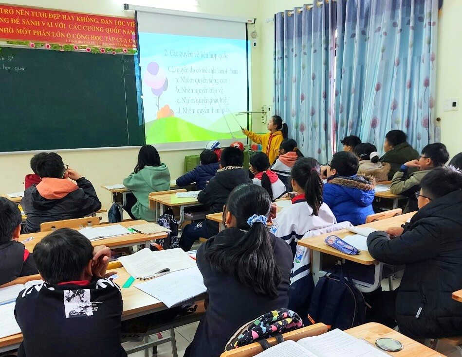 Học sinh lớp 6A5 (Trường THCS Đoàn Kết, thành phố Lai Châu) tự thiết kế, trình chiếu powerpoint, thuyết trình về chủ đề quyền trẻ em trong giờ Giáo dục công dân.