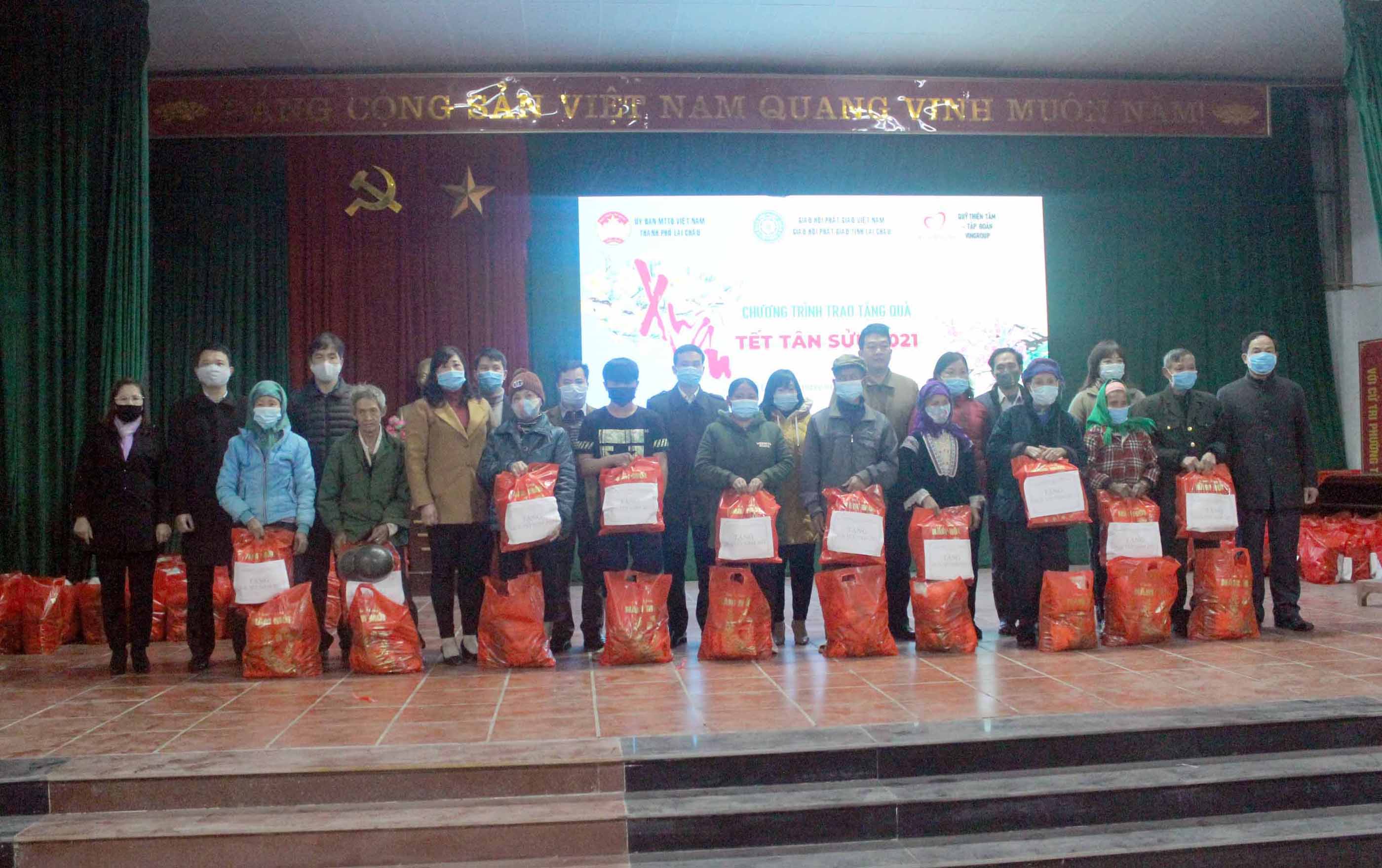 Đại diện lãnh đạo Ủy ban Mặt trận Tổ quốc tỉnh, thành phố Lai Châu, nhà tài trợ tặng quà cho các hộ nghèo trên địa bàn thành phố.