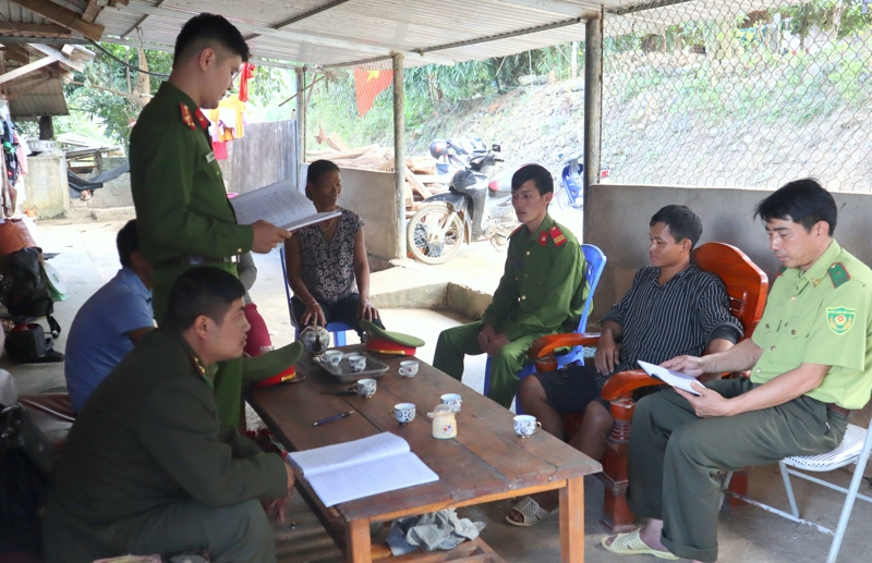 Công an xã Nậm Manh (huyện Nậm Nhùn) phối hợp các đơn vị chức năng tuyên truyền phổ biến giáo dục pháp luật đến người dân.
