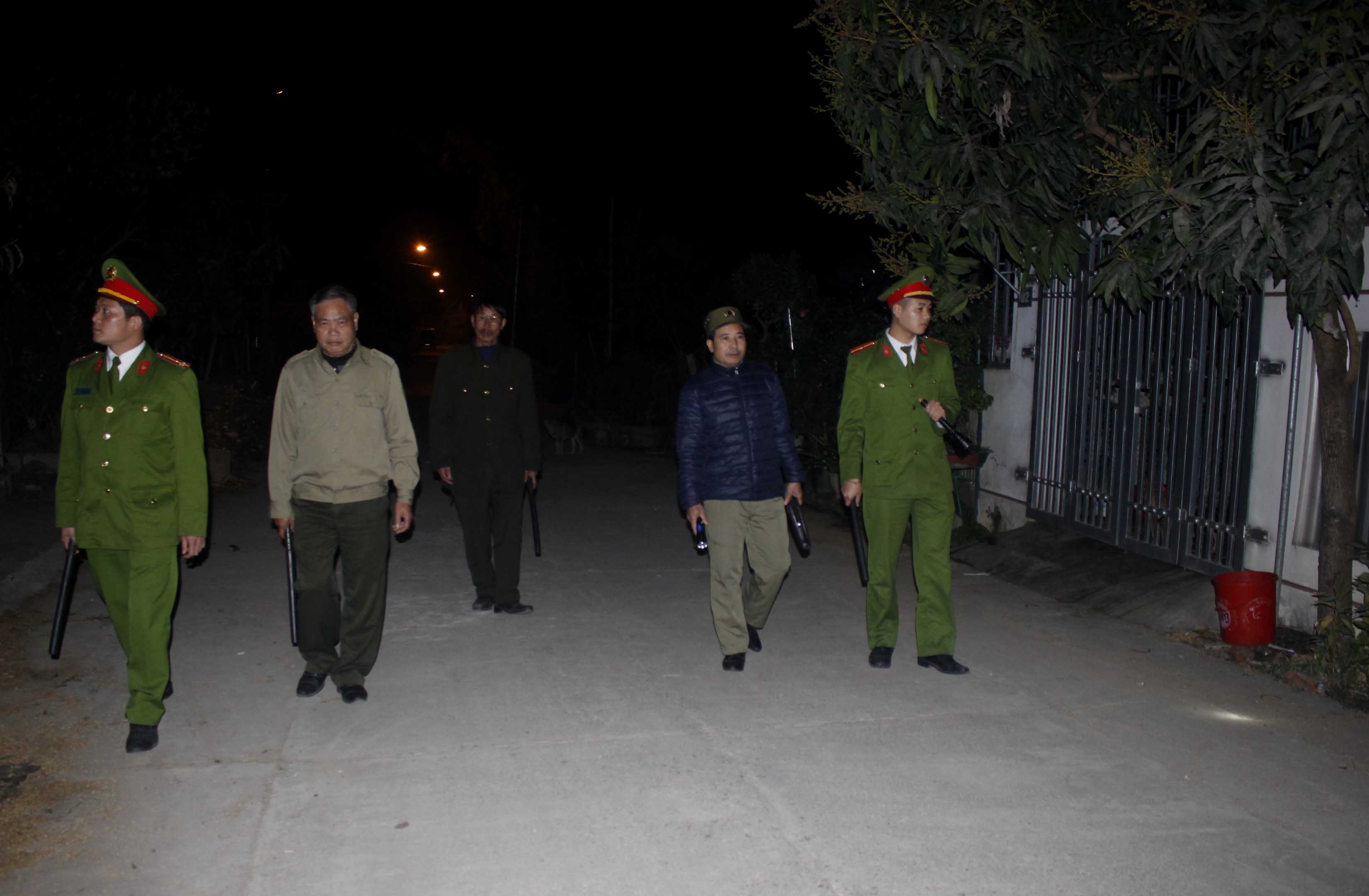 Các thành viên trong Ban bảo vệ dân phố, công an thị trấn Than Uyên (huyện Than Uyên) đi tuần đêm trong những ngày đầu xuân. 