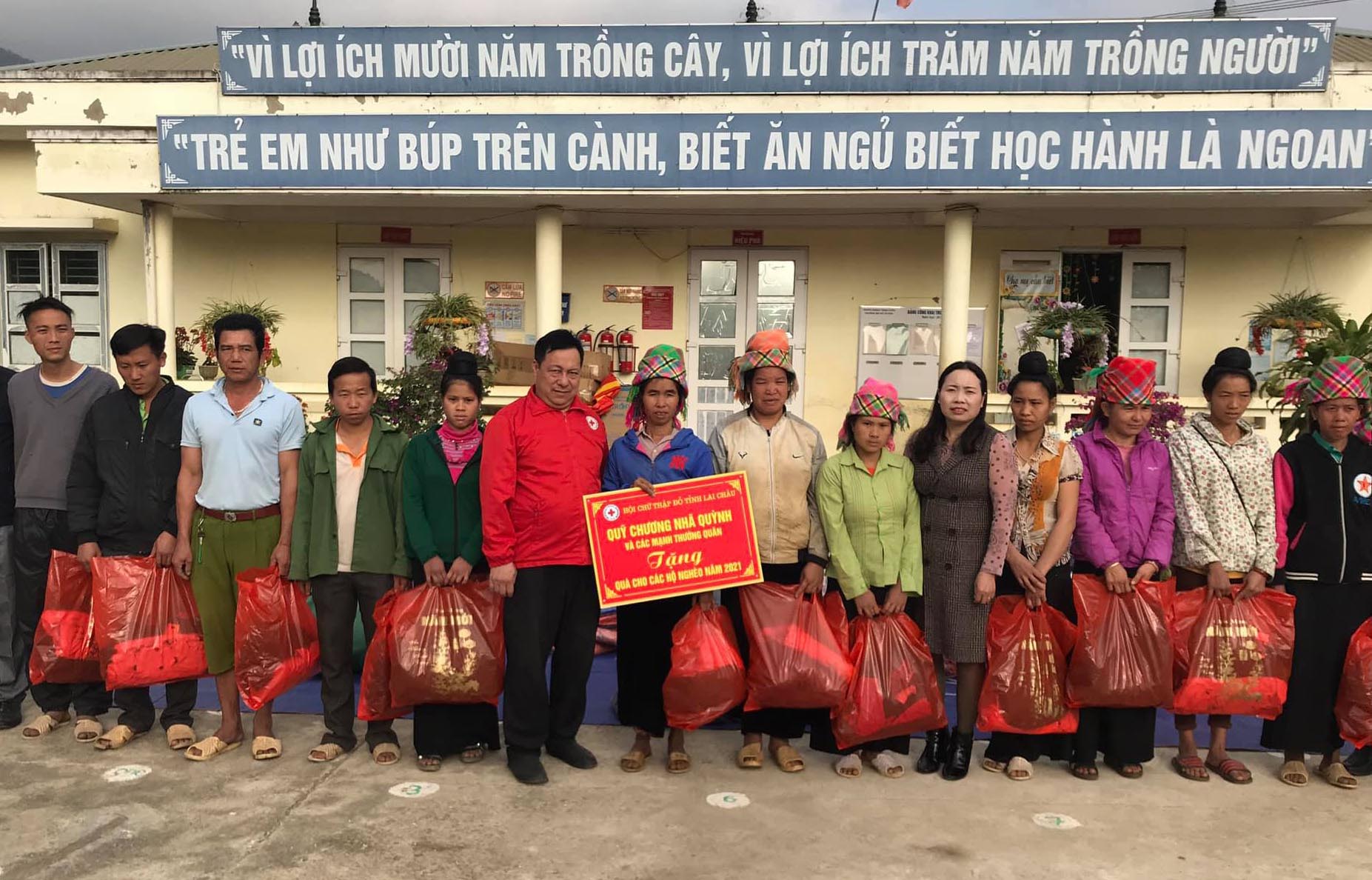 Lãnh đạo Hội CTĐ tỉnh trao quà của Quỹ Chương Nhã Quỳnh và các mạnh thường quân (thành phố Hồ Chí Minh) cho hộ nghèo xã Tà Hừa (huyện Than Uyên) nhân dịp tết nguyên đán xuân Tân Sửu 2021. 
