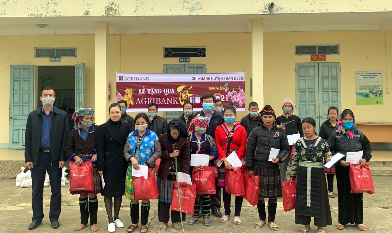 Lãnh đạo Agribank Chi nhánh huyện Than Uyên cùng chính quyền địa phương trao quà tết cho hộ nghèo, gia đình chính sách xã Tà Mung.