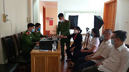 Cán bộ, chiến sỹ Công an huyện Than Uyên lấy dấu vân tay làm thẻ CCCD.