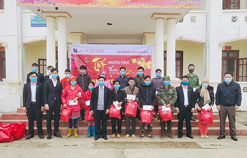 Đại diện lãnh đạo Agribank Lai Châu tặng quà cho hộ nghèo tại 3 xã: Phăng Xô Lin, Tả Phìn, Sà Dề Phìn, huyện Sìn Hồ. 