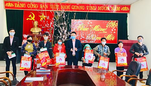 Đồng chí Nguyễn Thanh Hà - Phó Giám đốc, Chủ tịch Công đoàn cơ sở Ngân hàng CSXH tỉnh trao quà tết các gia đình chính sách, hộ có hoàn cảnh khó khăn, khuyết tật tại xã Sùng Phải.