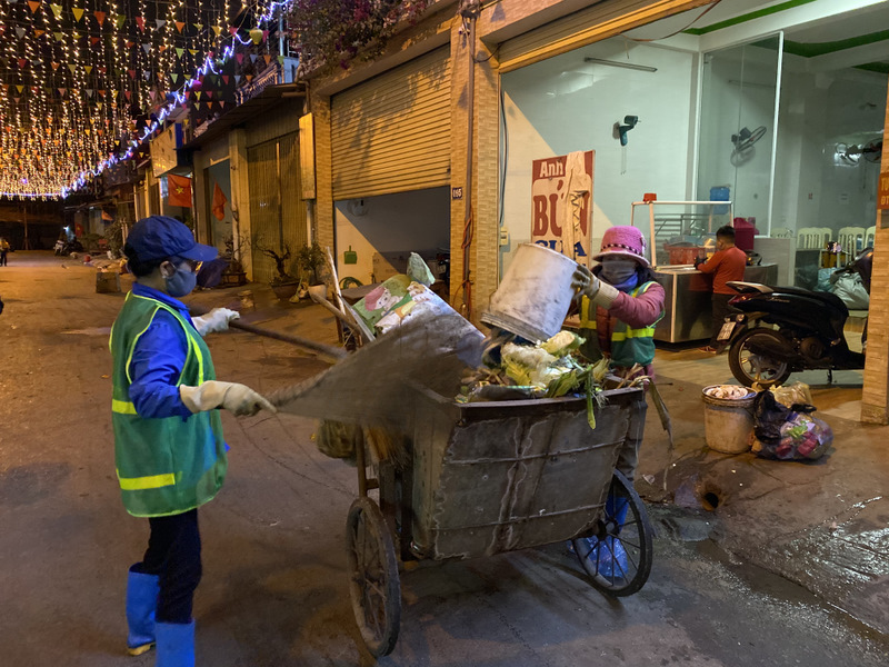 Ngày đêm những công nhân môi trường (Công ty TNHH một thành viên số 10 Lai Châu) vẫn lặng thầm mang vẻ đẹp cho mỗi tuyến đường, ngõ phố.