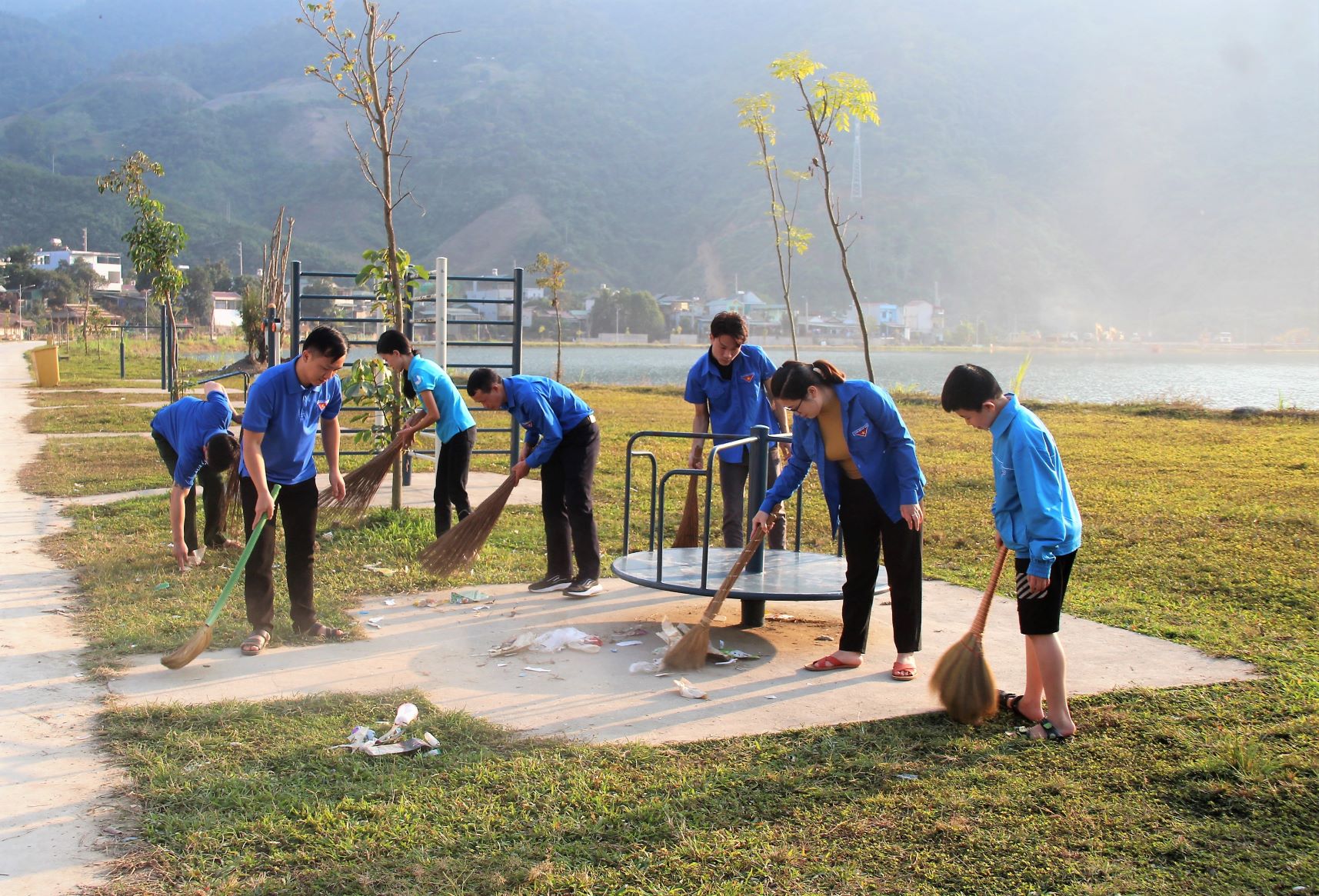 thanh niên huyện Mường Tè dọn vệ sinh khu vực bờ hồ của huyện.