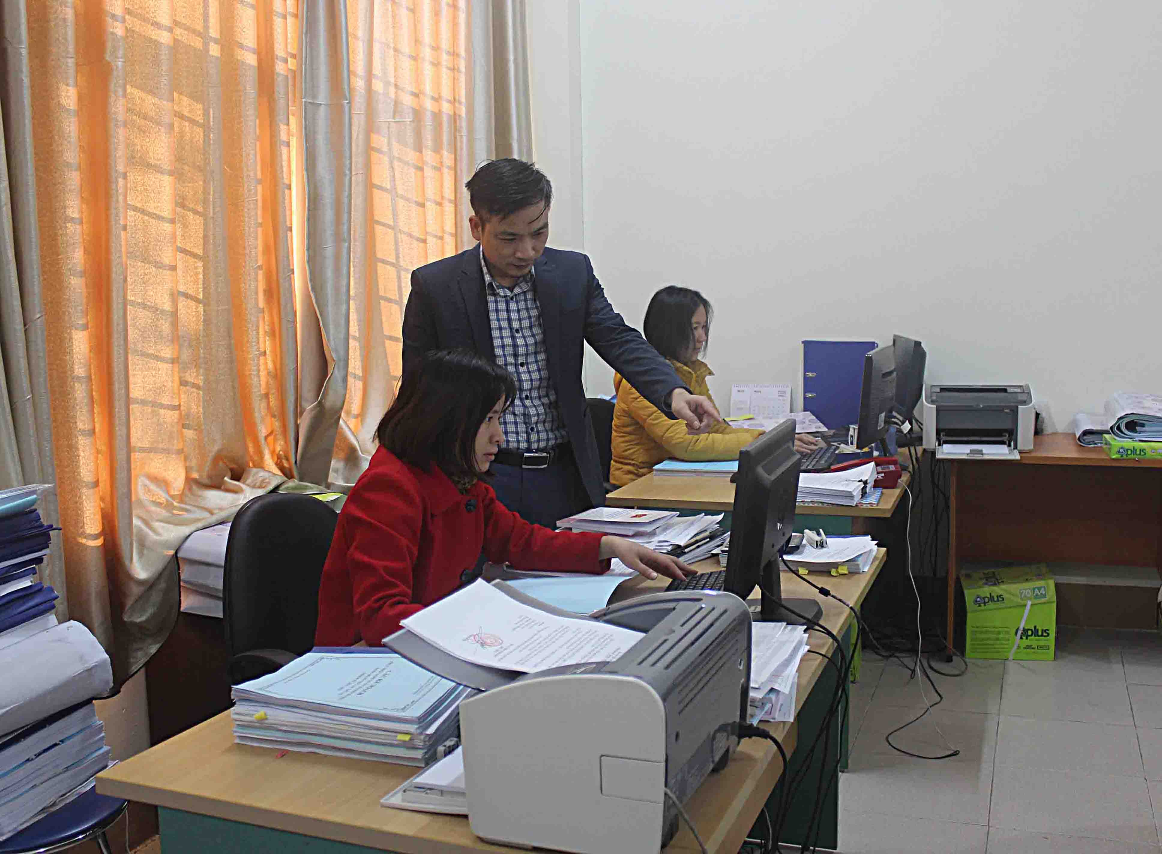 Cán bộ Phòng Tài chính, Kế hoạch huyện quản lý thu ngân sách địa phương trên hệ thống trực tuyến.