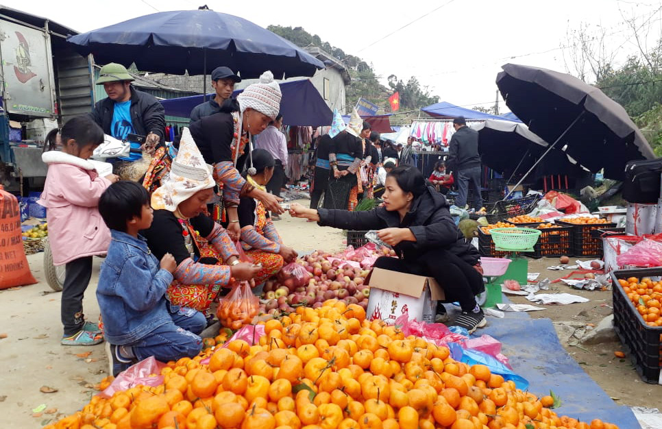 Để tăng thu nhập, xã Sì Lở Lầu đẩy mạnh phát triển thương mại dịch vụ tại chợ. 