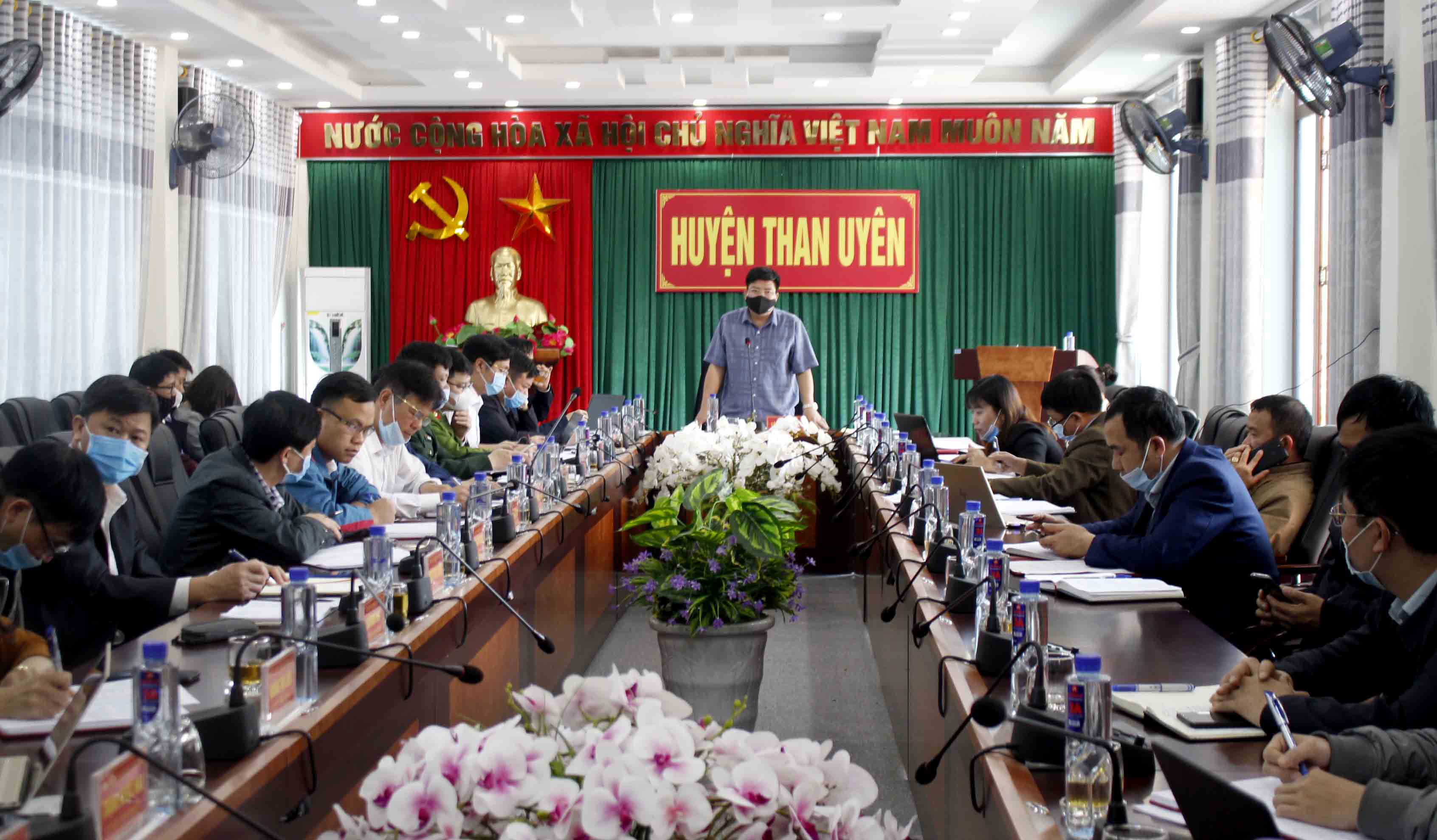 Quang cảnh phiên họp trực tuyến tại điểm cầu UBND huyện Than Uyên.  