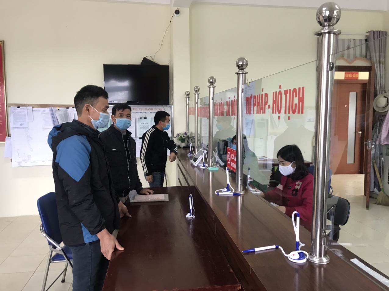 Ngoài trả kết quả thủ tục hành chính, bộ phận “Một cửa” phường Đông Phong (thành phố Lai Châu) còn là nơi giúp người dân được tiếp cận pháp luật.