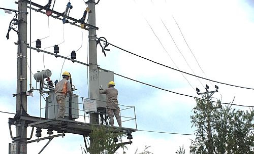 Công nhân điện lực Tân Uyên kiểm tra các chỉ số điện tại trạm biến áp khu vực trung tâm hành chính huyện