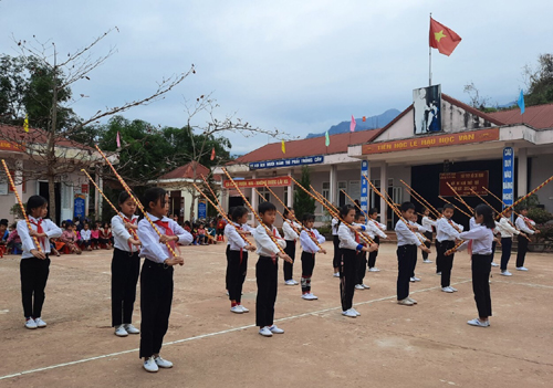 Học sinh trường Tiểu học Pa Khóa tham gia các hoạt động ngoại khóa.