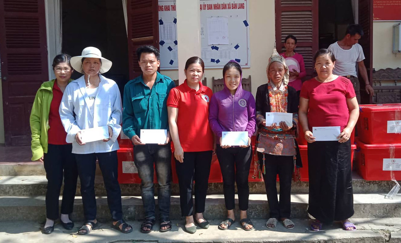 Lãnh đạo Hội CTĐ huyện Phong Thổ trao quà cho các gia đình bị thiệt hại do mưa đá ở xã Bản Lang.