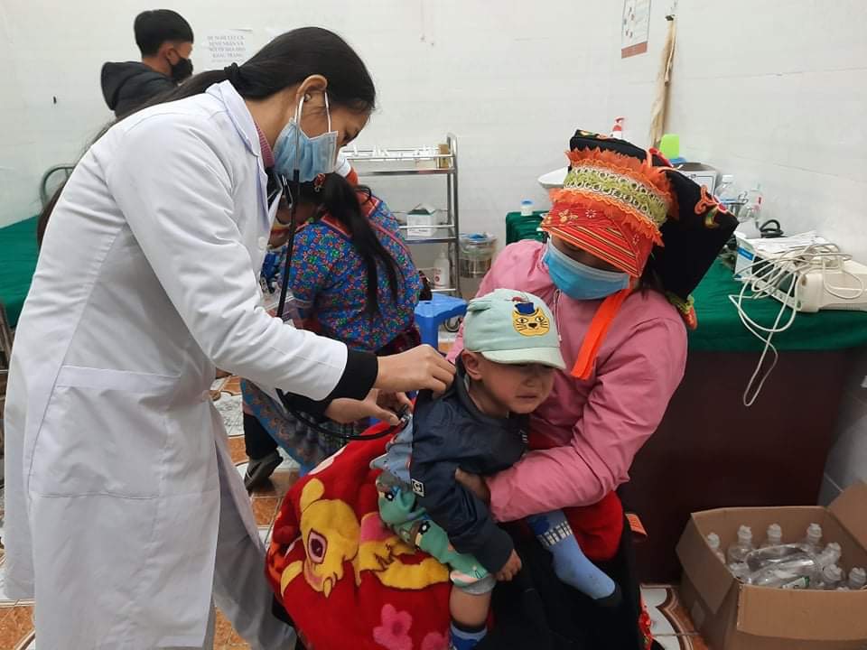 Bác sĩ Trung tâm Y tế huyện Phong Thổ thăm khám cho bệnh nhân nhi.
