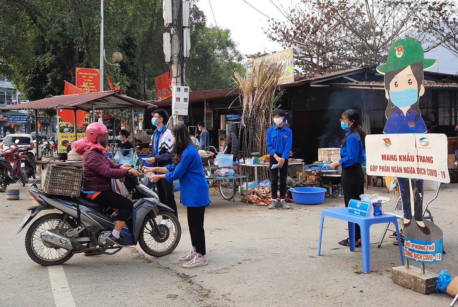 ĐVTN thị trấn Phong Thổ phát khẩu trang miễn phí và hướng dẫn người dân sát khuẩn tay phòng chống dịch Covid-19.