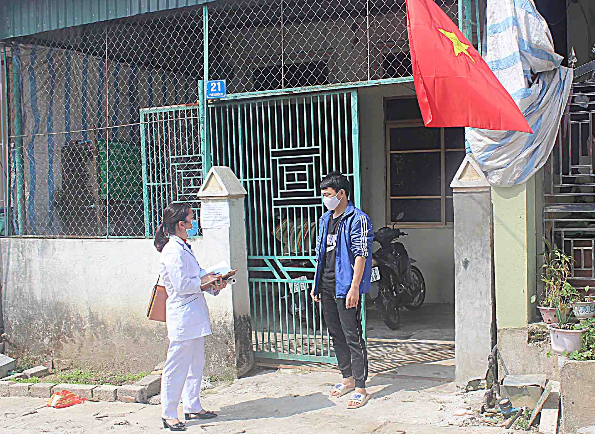 Anh Đồng Nhân Hậu ở bản Mường Cấu (thị trấn Tam Đường) khai báo sức khỏe hàng ngày với cán bộ Trạm Y tế thị trấn Tam Đường.