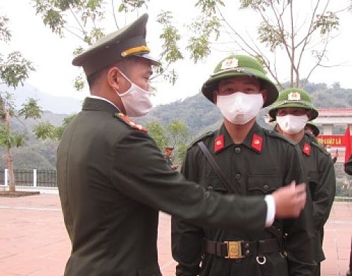 7 đại diện Công an tỉnh chỉnh trang quân trang cho các tân binh huyện Nậm Nhùn - Lò Dinh
