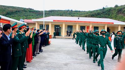 Các đồng chí lãnh đạo tỉnh, huyện Tân Uyên tiễn tân binh lên đường nhập ngũ. Ảnh: Thu Trang