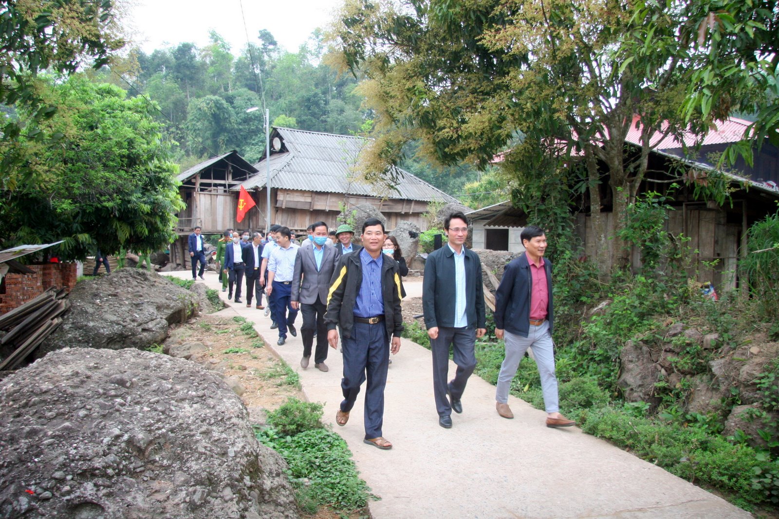 Đoàn công tác khảo sát cơ sở hạ tầng bản Ít Luông, xã Nậm Sỏ, huyện Tân Uyên.