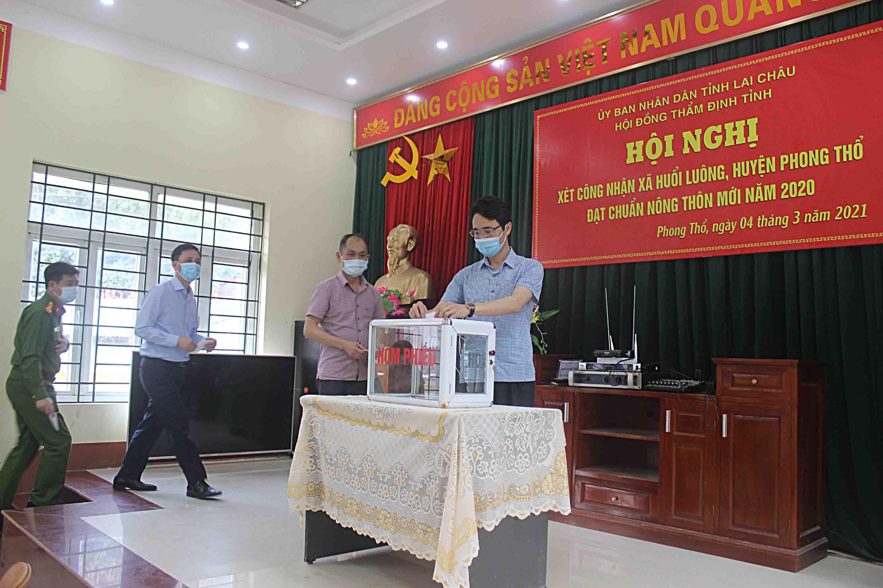 Thành viên Hội đồng thẩm định xã đạt chuẩn nông thôn mới tỉnh bỏ phiếu chấm điểm cho xã Huổi Luông.