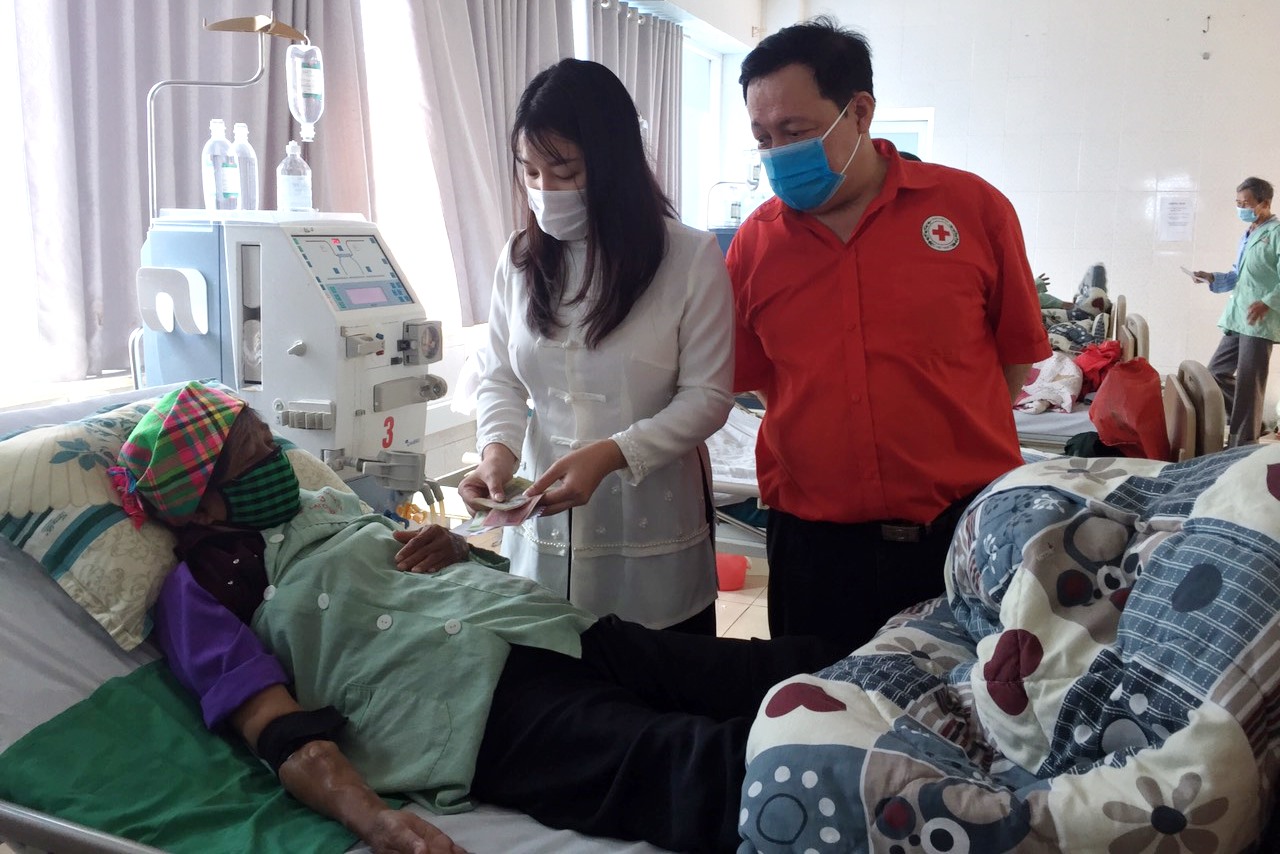 Lãnh đạo Hội Chữ thập đỏ tỉnh và đơn vị thiện nguyện trao quà cho bệnh nhân đang chạy thận tại Bệnh viện Đa khoa tỉnh. 