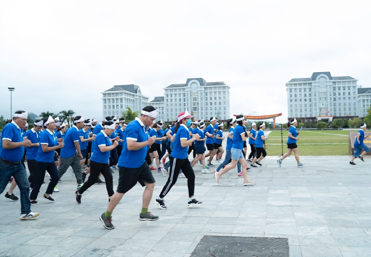 Cán bộ, công nhân viên BIDV Lai Châu tham gia các giải chạy nhằm hưởng ứng phong trào Toàn dân rèn luyện thân thể theo gương Bác Hồ vĩ đại.