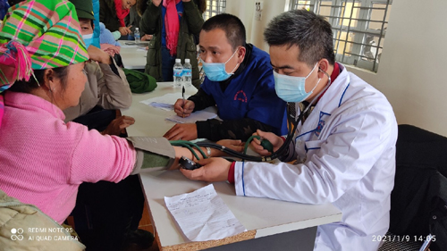 Thành viên Câu lạc bộ Thầy thuốc trẻ, khám chữa bệnh, cấp phát thuốc miễn phí cho bệnh nhân tại xã Ta Gia (Than Uyên).  