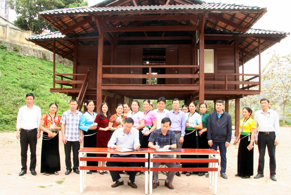 Lãnh đạo Sở Khoa học và Công nghệ tỉnh ký bàn giao mô hình nhà sàn bằng tre ép khối cho huyện Than Uyên.