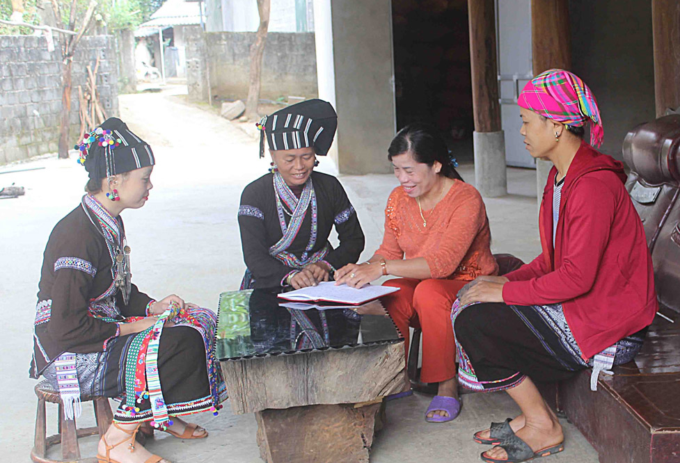 Chị Hà (thứ 2 bên phải) hướng dẫn người dân ở Bản Hon, xã Bản Hon đăng ký danh hiệu “Gia đình văn hoá” năm 2021