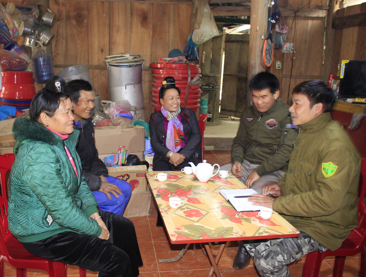 Lực lượng Công an xã Tà Hừa (huyện Than Uyên) tuyên truyền tới bà con về tác hại của ma túy.