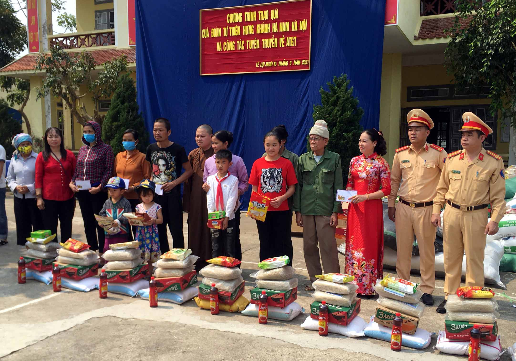 Đoàn từ thiện trao quà cho học sinh và gia đình học sinh nghèo của Trường Tiểu học - THCS xã Lê Lợi (huyện Nậm Nhùn).