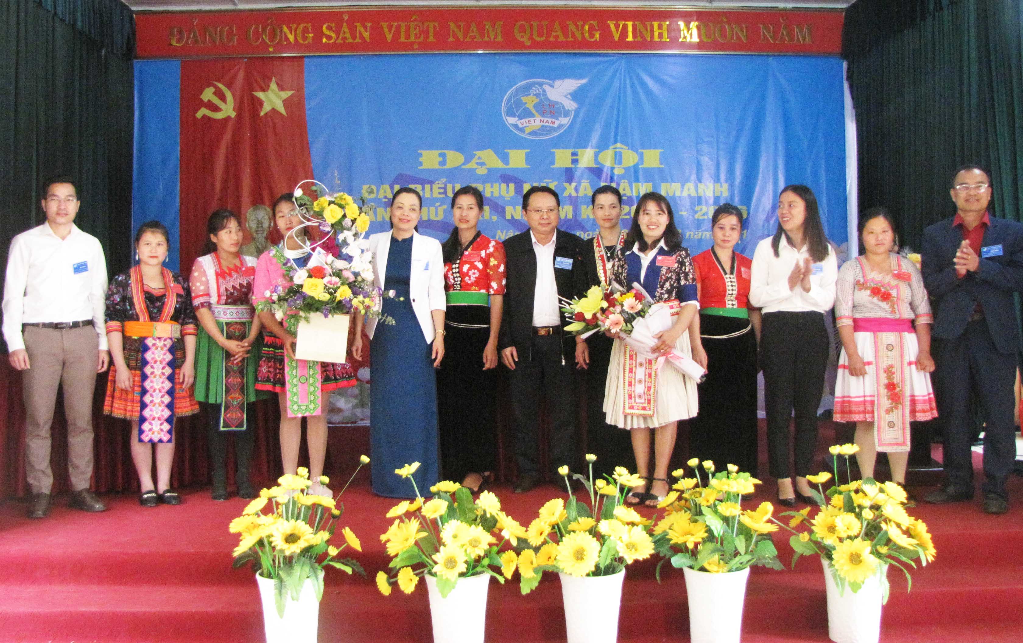 Các Đại biểu tặng hoa chúc mừng tặng hoa chúc mừng Ban chấp hành Hội LHPN xã Nậm Manh (nhiệm kỳ 2021-2026).