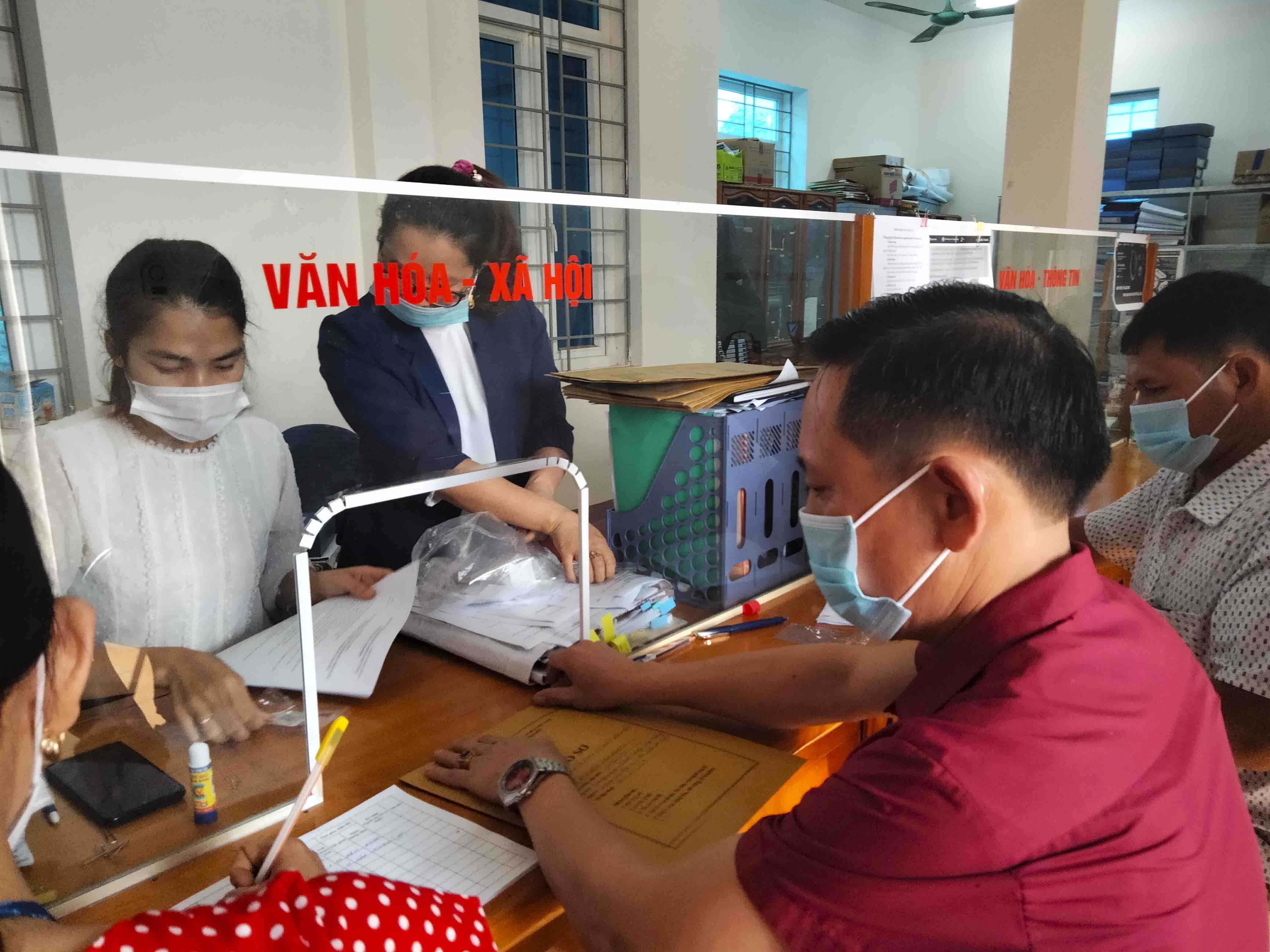 Tổ giúp việc UBBC thị trấn thu nhận và rà soát hồ sơ của các đại biểu tham gia ứng cử.