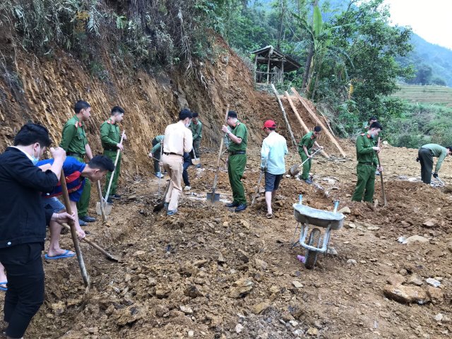 Cán bộ chiến sỹ Công an huyện Than Uyên và bà con giúp gia đình anh Vàng A Trình thi công móng nhà.