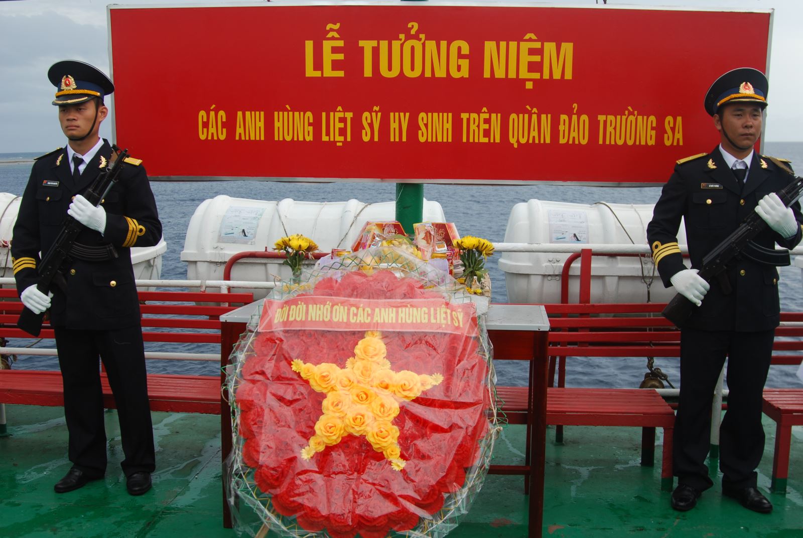 Trang nghiêm Lễ tưởng niệm các anh hùng liệt sĩ đã hy sinh trên quân đảo Trường Sa. (Ảnh chụp năm 2018)