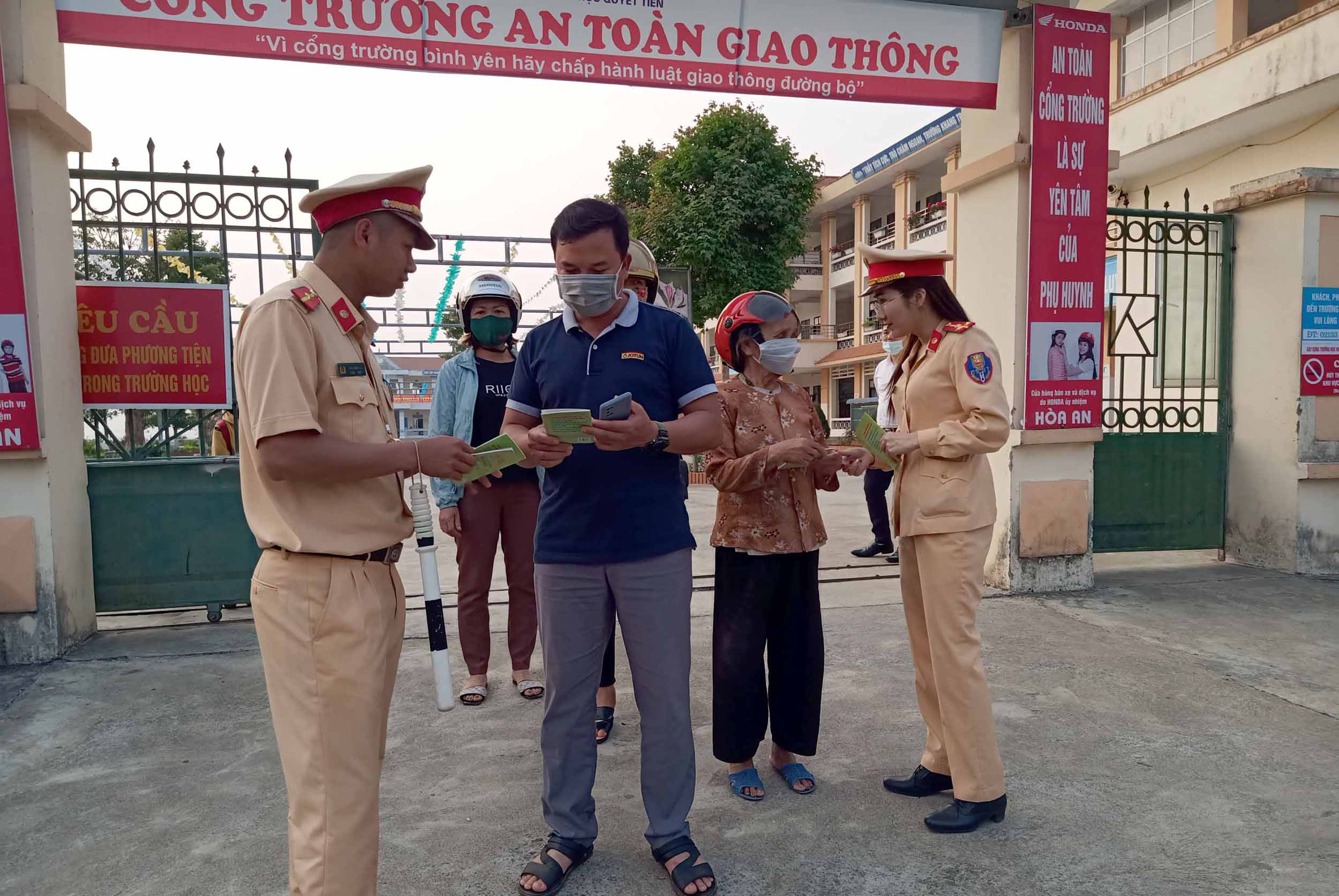 Đội Cảnh sát Giao thông (Công an thành phố Lai Châu) tuyên truyền Luật Giao thông đường bộ đến phụ huynh học sinh của Trường Tiểu học Quyết Tiến.
