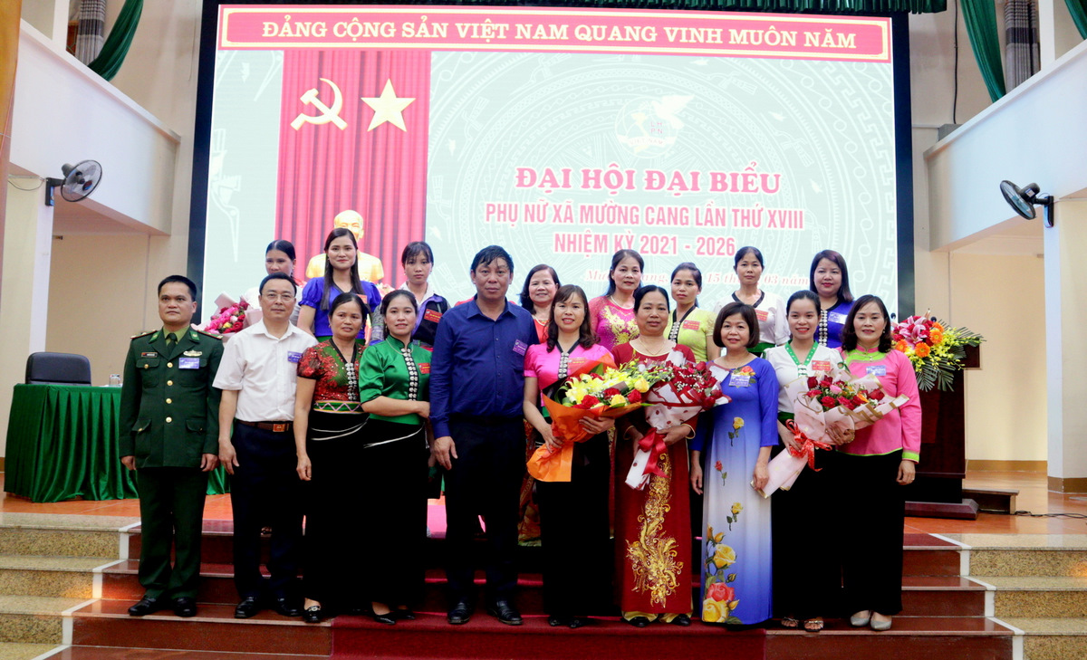 Lãnh đạo huyện Than Uyên và Hội Liên hiệp Phụ nữ tỉnh tặng hoa chúc mừng Ban Chấp hành Hội Liên hiệp phụ nữ xã Mường Cang.