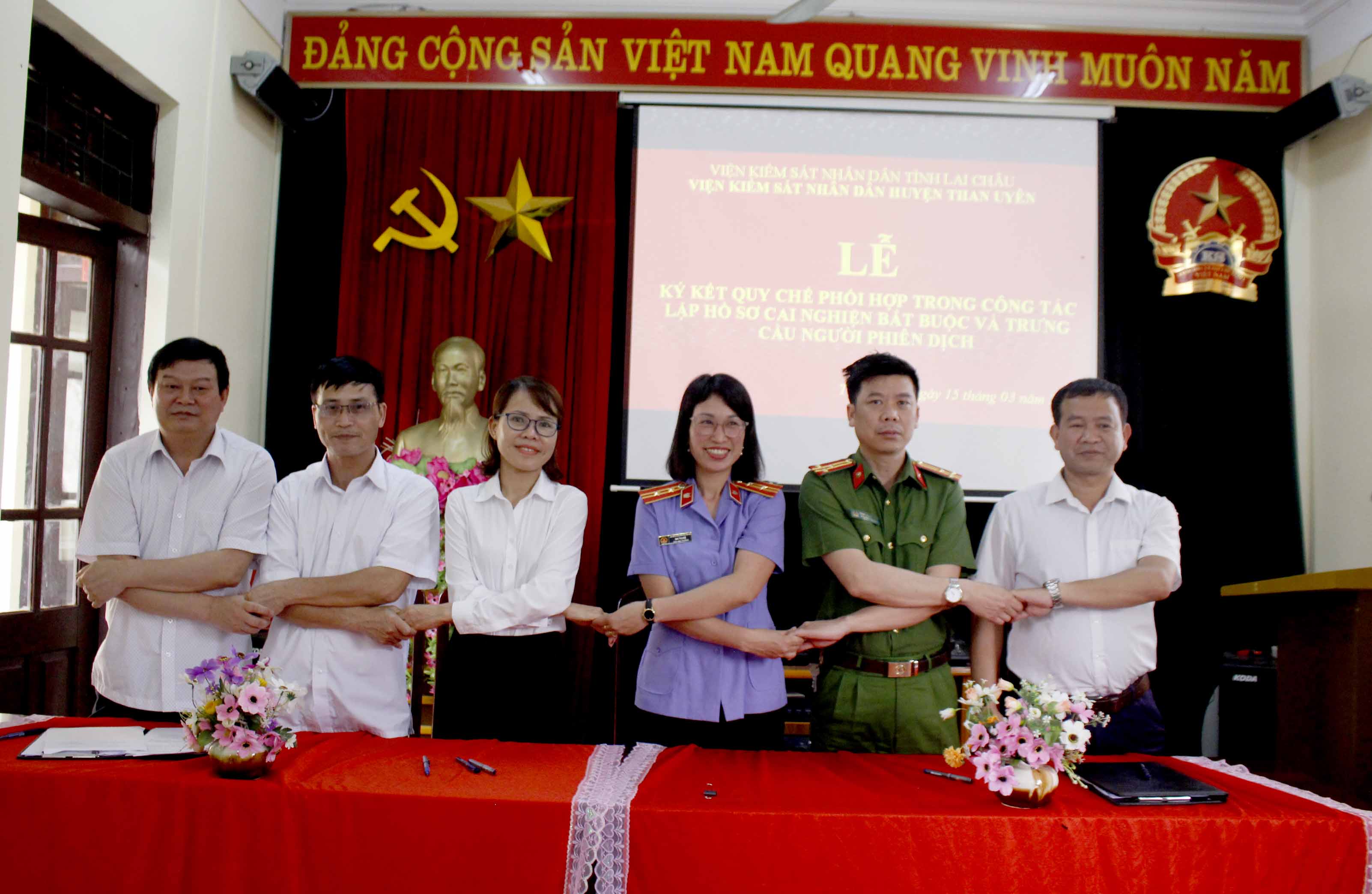 Liên ngành khối tố tụng huyện Than Uyên ký Quy chế phối hợp với các ban ngành của huyện trong công tác lập hồ sơ cai nghiện bắt buộc. 