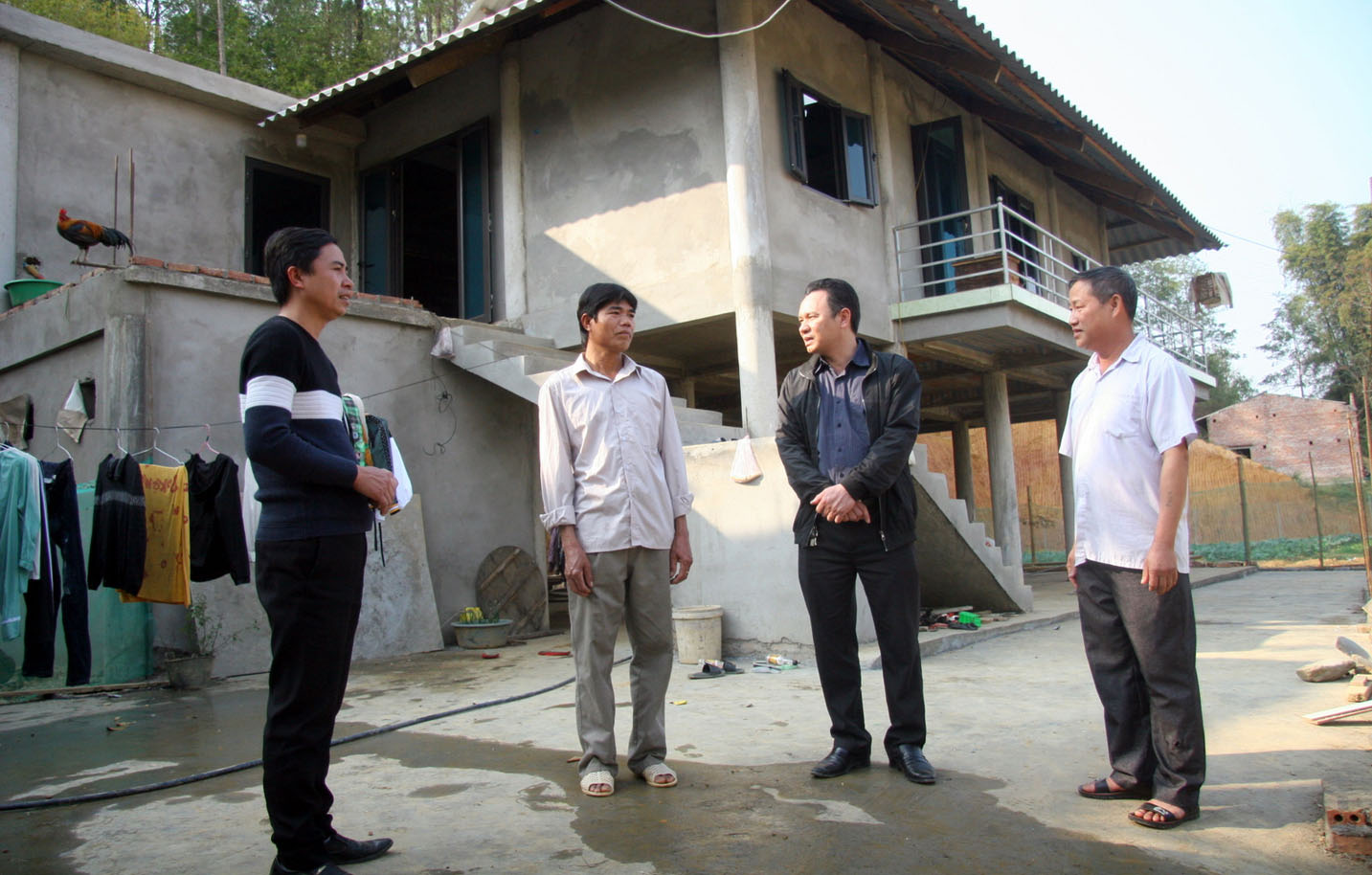 Cấp ủy chính quyền xã Mường Than (huyện Than Uyên) thăm và trò chuyện với ông Cầm Văn Yên bên ngôi nhà mới ở bản Lằn Giẳng.