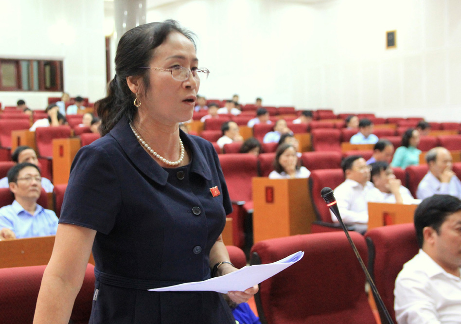 Đồng chí  Vũ Thị Huyền phát biểu thảo luận tại Hội trường kỳ họp HĐND tỉnh lần thứ 7, khóa XIV, nhiệm kỳ 2016 - 2021. 